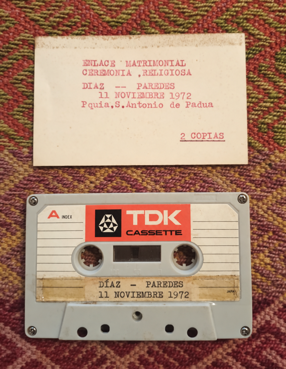 Casete TDK y tarjeta del enlace matrimonial Díaz Paredes, celebrado el 11 de noviembre de 1972