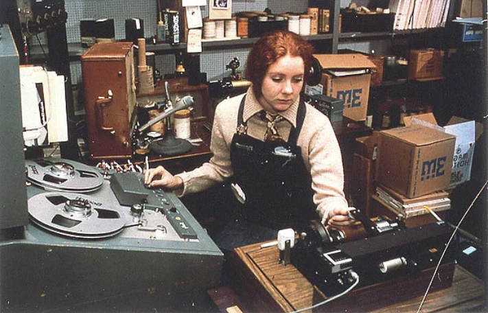 Erika Brady trabajando con grabaciones sonoras en el Recording Laboratory de la Biblioteca del Congreso